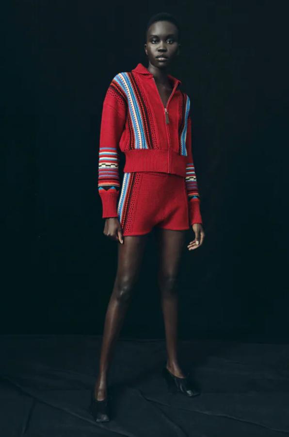 Con cuello con solapa y mangas largas acabadas en puño, esta chaqueta roja con jacquard en tonos azules y claros en el cuerpo y las mangas viene con acabados en rib y cierre frontal con cremallera metálica. Es de Zara y está disponible en las tallas S, M y L, cuesta 39,95 euros. 