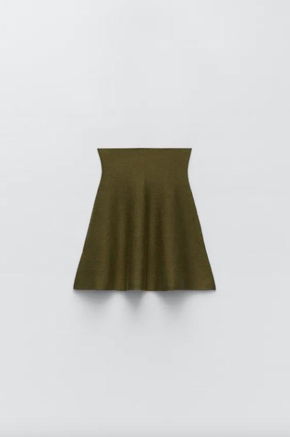 Esta falda en color caqui, a juego con el jersey, es de tiro alto y tiene el bajo acabado en evasé. Cuesta 19,95 euros y está disponible en las tallas S, M y L. 