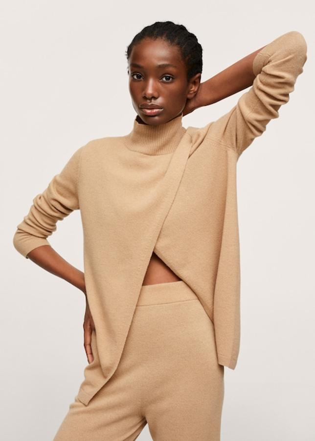 Este jersey de punto confeccionado con lana en marrón medio es de Mango y de diseño recto y viene con mangas largas y cuello perkins. Con detalle de abertura frontal, cuesta 79,99 euros y solo queda en la talla S en la web de la firma. 