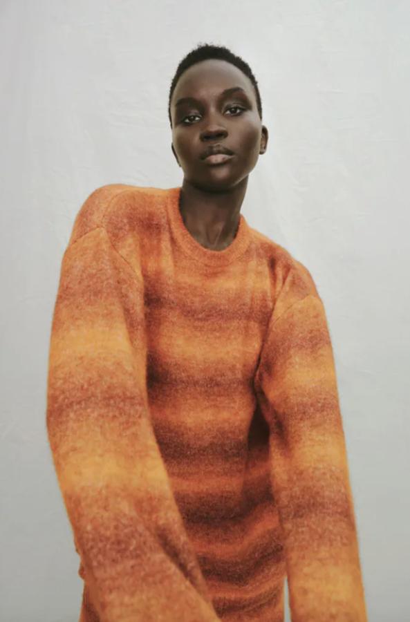 En tonos anaranjados y diseño re rayas, este jersey de Zara confeccionado con tejido en mezcla de lana y alpaca tiene el cuello redondo y las mangas largas. Podemos encontrarlo en las tallas S, M y L por 39,95 euros. 