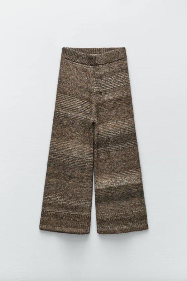 A juego con el poncho, este pantalón de punto rústico de Zara es de tiro alto y tiene la cintura elástica y las perneras anchas. Con un precio de 29,95 euros, está disponible en las tallas S, M y L.