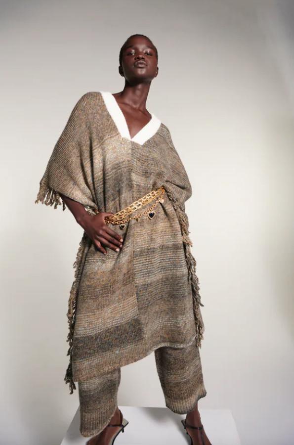 En tonos marrones, con escote de pico y mangas por debajo del codo, este poncho rústico de Zara con detalle acabados con flecos cuesta 49,95 euros y está disponible en las tallas XS-S y M-L.