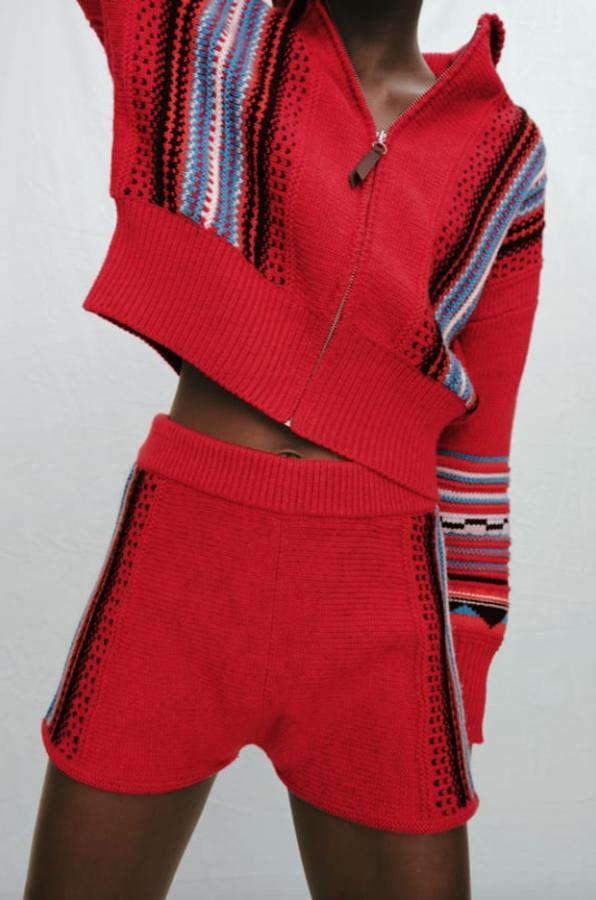 A juego con la chaqueta, Zara ha lanzado estos shorts de tiro alto con cintura elástica con detalle de jacquard lateral combinado a contraste. Disponible en las tallas S, M y L, cuesta 19,95 euros. 