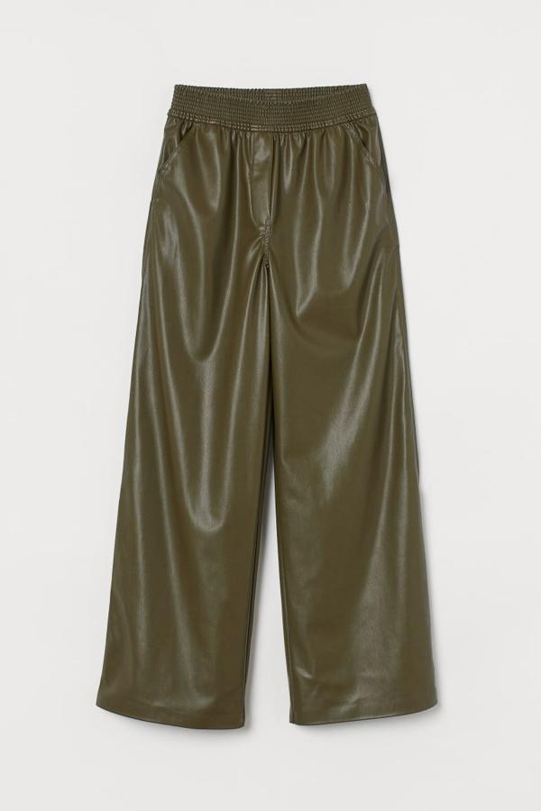De venta exclusiva en la web de H&M, estos pantalones en efecto piel con perneras amplias rectas y talle alto, tienen la cintura elástica y podemos encontrarlos en negro o en color caqui. Cuestan 49,99 euros y están disponibles entre las tallas 32 y 48. 
