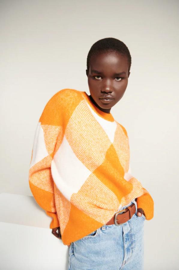 De cuello redondo y mangas largas, este jersey de punto jacquard con diseño de rombos en blanco y amarillo huevo es de Zara y viene con acabados en rib. Con un precio de 29,95 euros, está disponible en las tallas S, M y L.