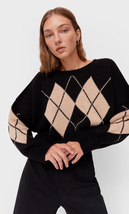 Diseño cropped para este jersey negro de Stradivarius con estampado de rombos en rosa empolvado. Con mangas largas y cuello redondo, tiene un precio de 19,99 euros y está disponible en las tallas XS, S y M. También podemos encontrarlo en caqui con rombos en blanco y en vainilla con rombos tostados. 