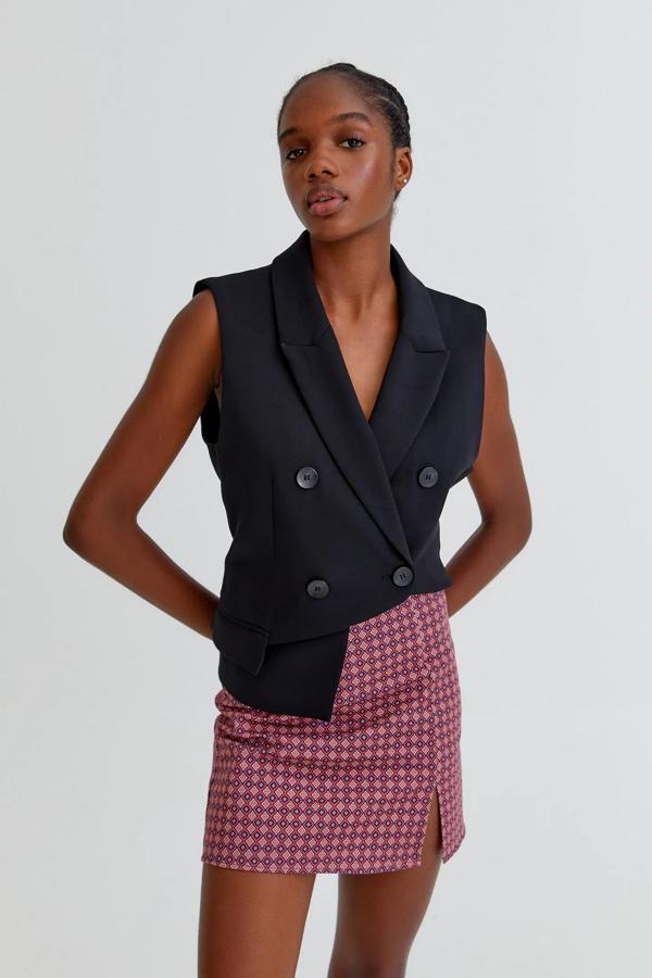 Esta minifalda con print geométrico en tono granate cuenta con abertura delantera y tiene un precio de 17,99 euros. Es de Pull & Bear.