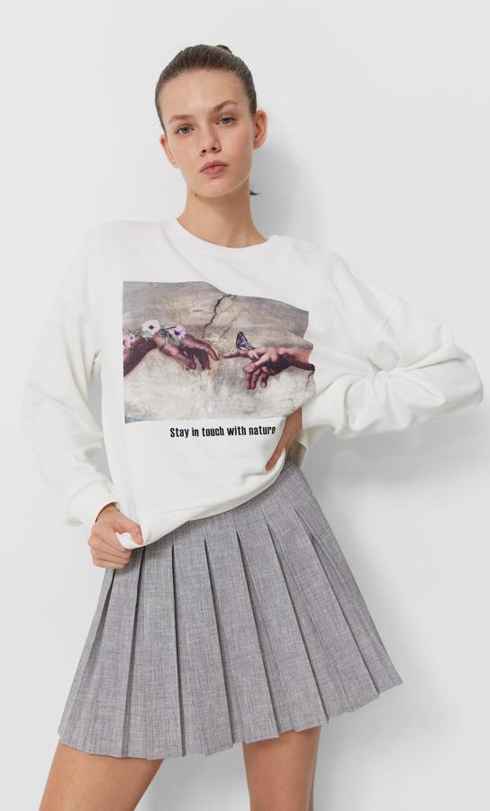 Disponible en varios colores, esta minifalda de tiro alto con detalle de tablas y cierre lateral con cremallera invisible es de Stradivarius y tiene un precio de 19,99 euros.