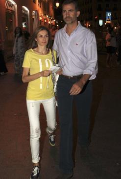 Imagen secundaria 2 - La Reina Letizia, amante de los looks comfy con zapatillas de Hugo Boss.