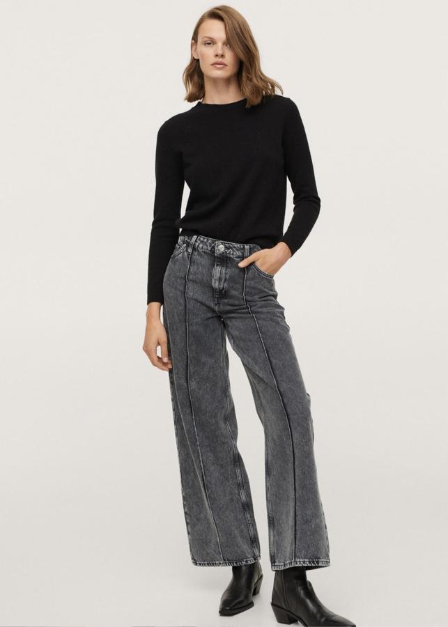 En color gris oscuro aunque disponibles en más tonos, estos pantalones vaqueros de tiro alto y diseño wideleg cuentan con costuras decorativas y tienen un precio de 29,99 euros. Son de Mango.
