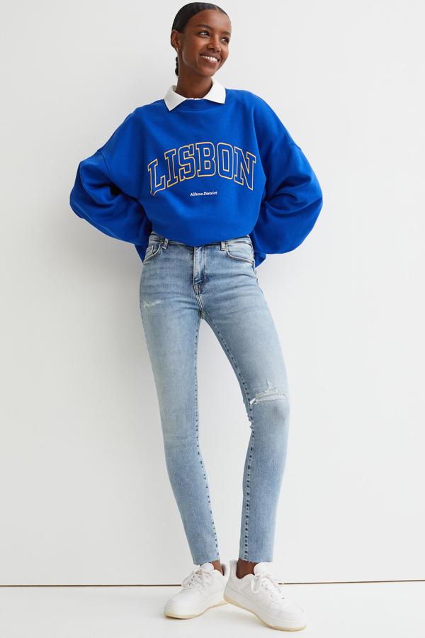 Estos pantalones denim en color azul cuentan con perneras ajustadas y cintura estándar. Con efecto moldeador, son de H&M y tienen un precio de 39,99 euros.