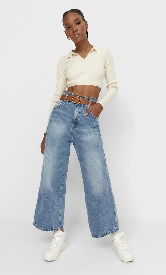En color azul claro, estos jeans culotte de tiro alto cuentan con detalle de pinzas y tienen un precio de 29,99 euros. Son de Stradivarius.