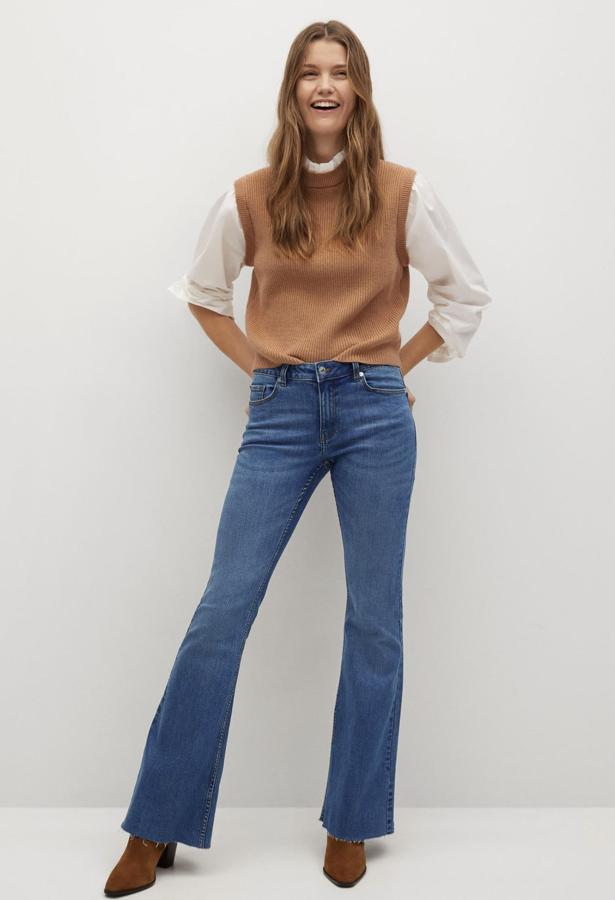 Confeccionados en tejido elástico, estos pantalones vaqueros con diseño acampanado y de tiro medio son de Mango y tienen un precio de 29,99 euros.
