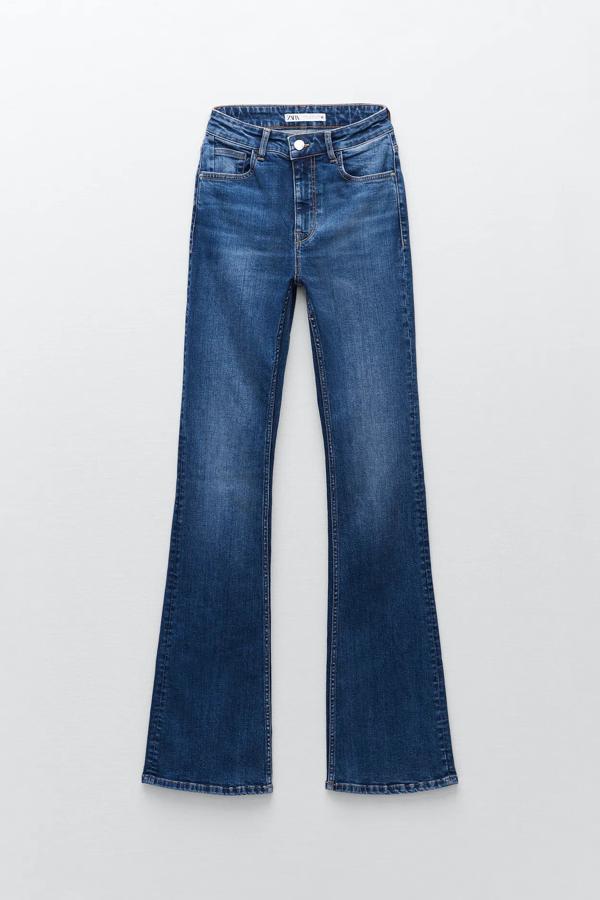 Disponibles en azul o en negro, estos jeans de tiro alto y efecto lavado cuentan con bajo acabado en evasé y tienen un precio de 25,95 euros. Son de Zara.