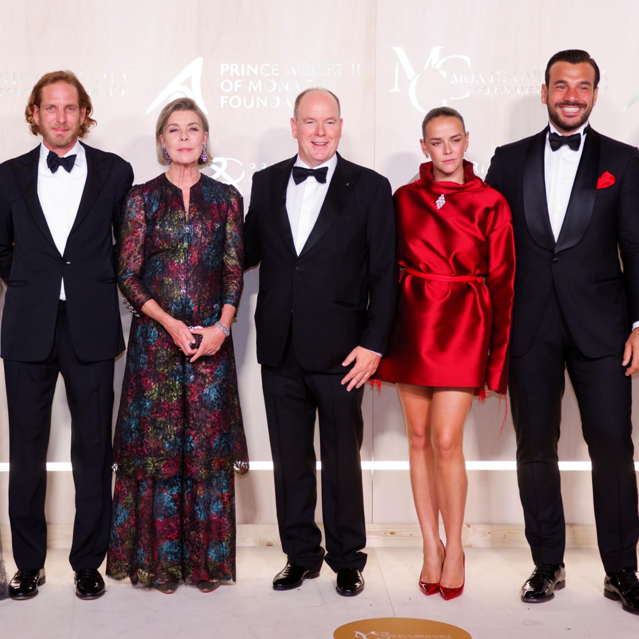 Pauline Ducret junto a su novio, Maxime Giaccardi, sus tíos Alberto y Carolina de Mónaco, y su primo, Andrea Casiraghi. Pincha en la foto para repasar el estilo de Beatrice Borromeo, la otra 'it royal' de la familia Grimaldi.