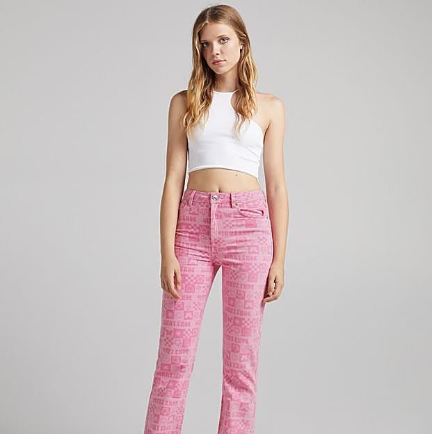 Imagen principal - De Zara a Pull&amp;Bear: Los pantalones vaqueros estampados son la tendencia perfecta para subir el nivel (y rejuvenecer) tus looks de otoño