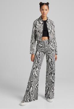 Imagen secundaria 2 - De Zara a Pull&amp;Bear: Los pantalones vaqueros estampados son la tendencia perfecta para subir el nivel (y rejuvenecer) tus looks de otoño