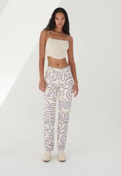 Imagen secundaria 2 - De Zara a Pull&amp;Bear: Los pantalones vaqueros estampados son la tendencia perfecta para subir el nivel (y rejuvenecer) tus looks de otoño