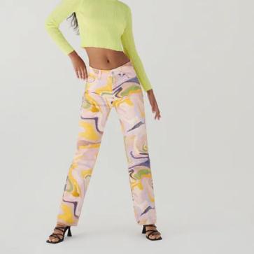 Imagen secundaria 1 - De Zara a Pull&amp;Bear: Los pantalones vaqueros estampados son la tendencia perfecta para subir el nivel (y rejuvenecer) tus looks de otoño