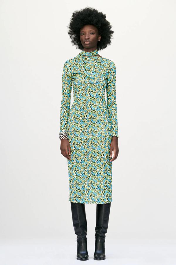 Con amplio escote en la espalda y cuello subido con lazada, este vestido ajustado con estampado de flores es de Zara y tiene un precio de 25,95 euros.