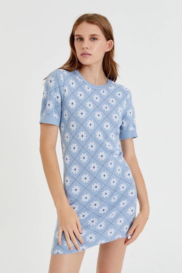 Este vestido corto en tejido de jaquard de color azul con estampado de flores cuenta con cuello redondo y manga corta y está confeccionado en 100% algodón. Es de Pull & Bear y tiene un precio de 22,99 euros.