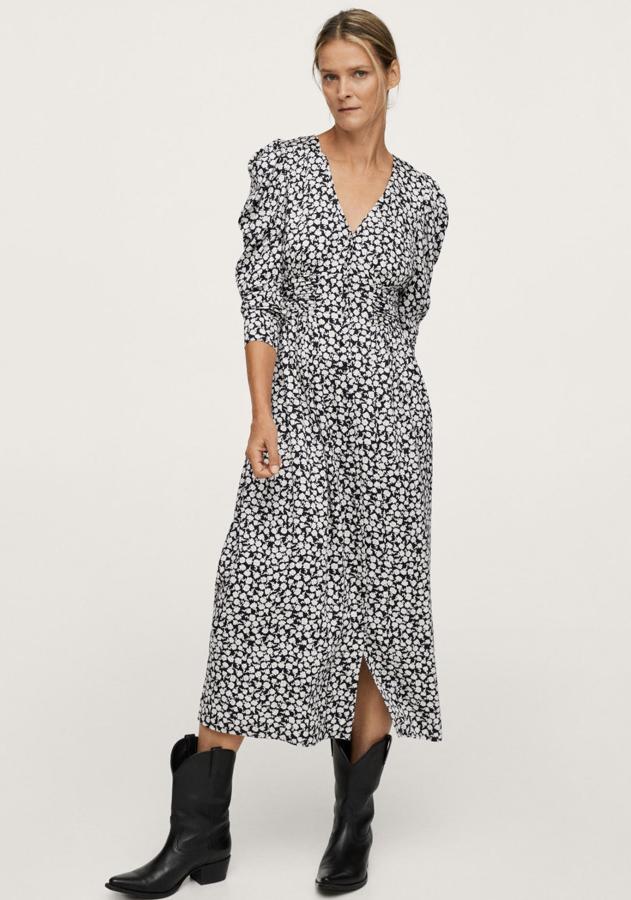 De color negro con estampado floral en blanco, este vestido midi con escote de pico y manga larga es de Mango y tiene un precio de 39,99 euros.