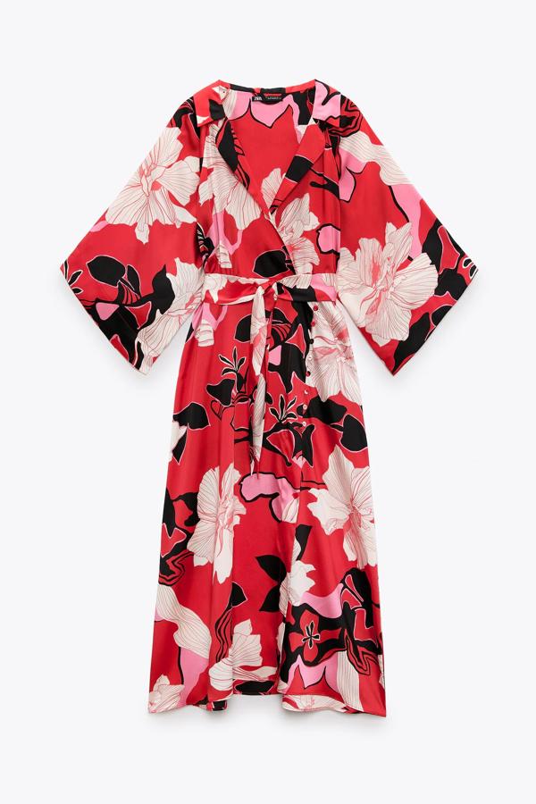 Con estampado floral en color rojo, este vestido con cuello solapa y escote de pico cuenta con manga amplia y cinturón del mismo tejido. Con botones delanteros forrados, es de Zara y tiene un precio de 49,95 euros.