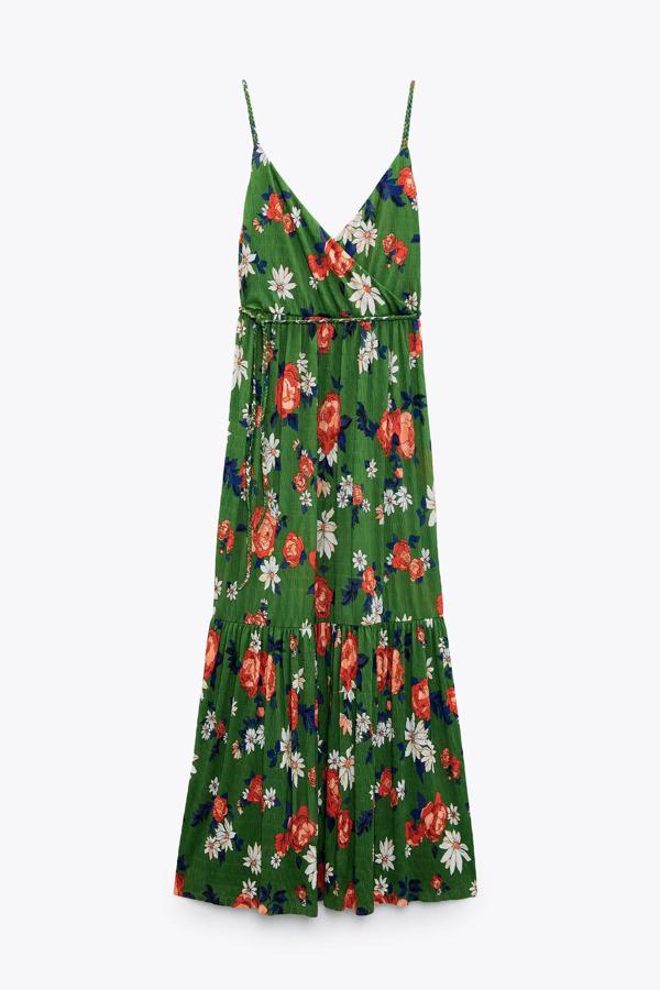 Este vestido largo de color verde con estampado floral y escote de pico cruzado cuenta con tirantes finos y cinturón trenzado del mismo tejido. Es de Zara y tiene un precio de 25,95 euros.