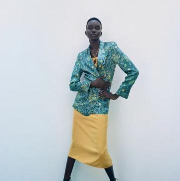 Imagen secundaria 1 - La blazer estampada que triunfa en las redes y que Nieves Álvarez ha llevado con un truco que estiliza y rejuvenece muchísimo