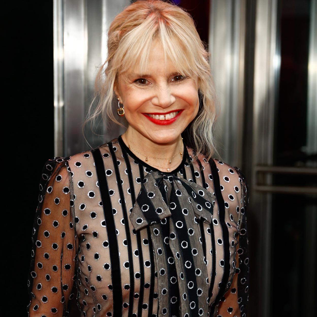 Pincha en la imagen para ver 9 faldas con abertura que acaban de llegar a las tiendas y son perfectas para tus looks con botas altas.