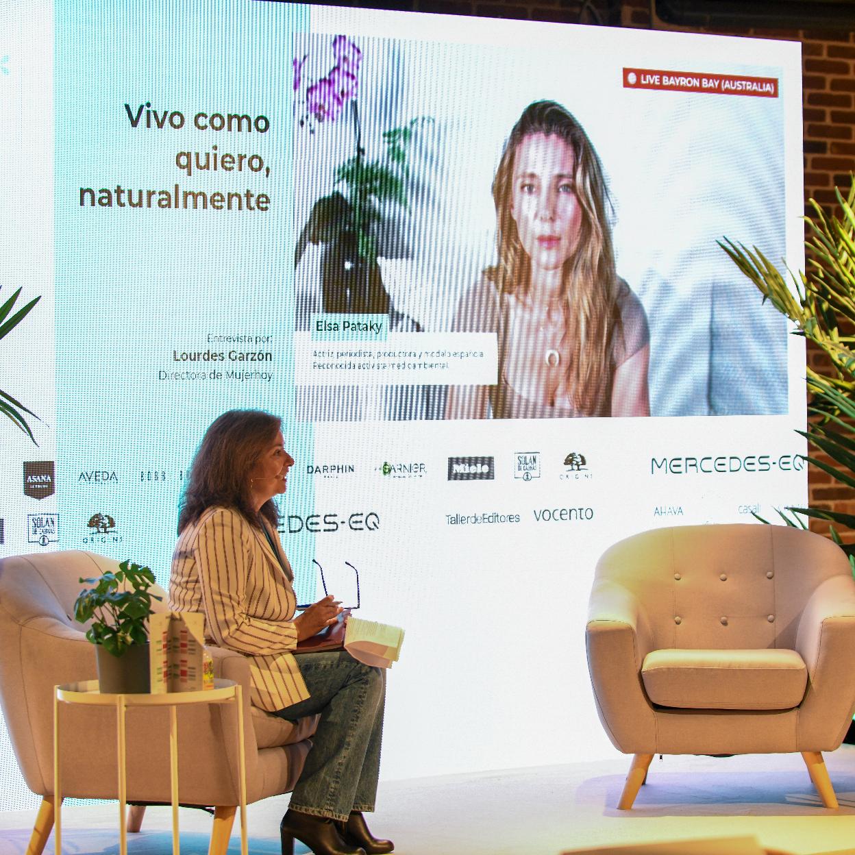 Lourdes Garzón, directora de Mujerhoy, entrevistando a Elsa Pataky.