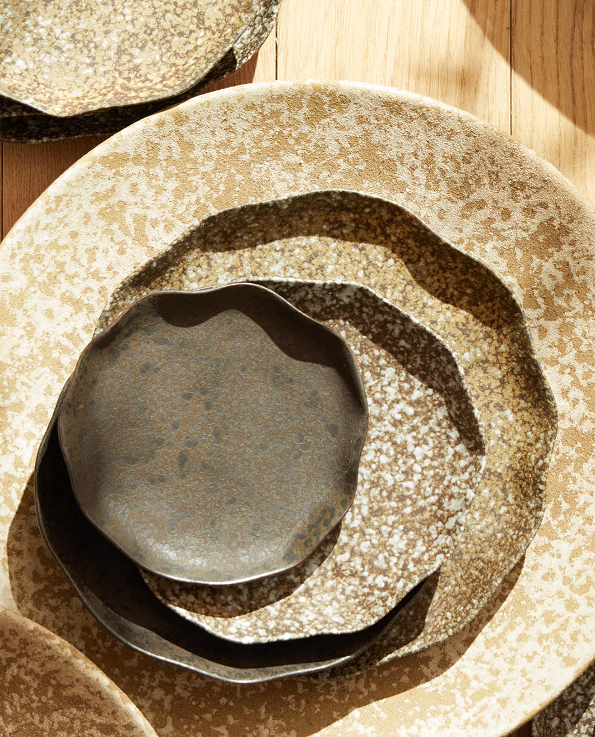 Tus platos serán aún más apetecibles en esta original vajilla que hemos encontrado entre las novedades de Zara Home. Piezas desde 12.99 euros.