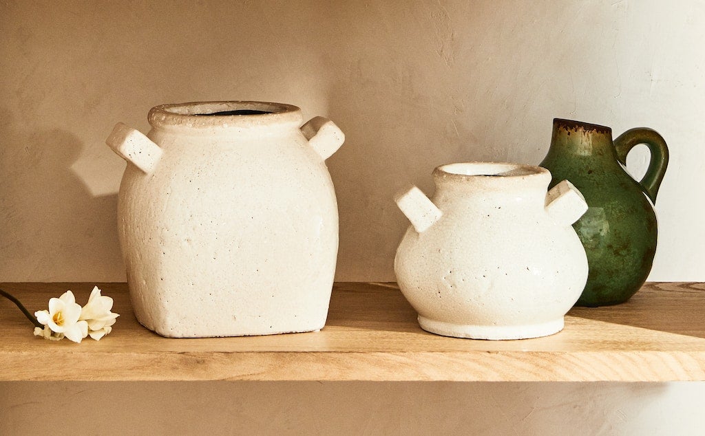 Perfectos para poner una nota rustic chic en tu hogar, estos jarrones de Zara Home llegan a las novedades por 29.99 euros.