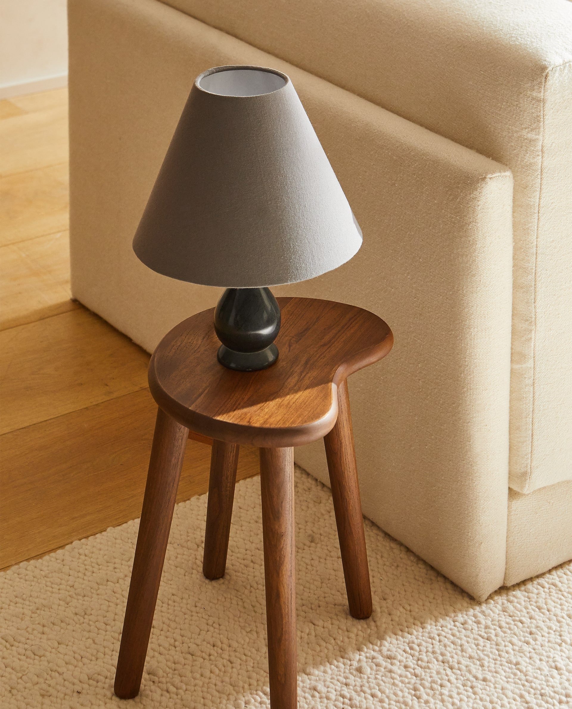 Puedes usarlo como taburete o como mesita auxiliar, lo que no puedes es dejarlo escapar: de diseño minimalista, cierto aire retro y muy decorativo y funcional, cuesta 49.99 euros en Zara Home.