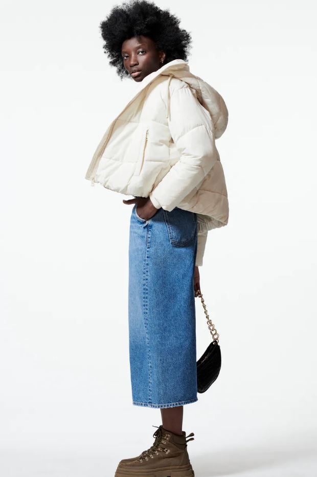 Este plumas corto, disponible en cuatro colores diferentes, cuesta 39.95 euros en Zara.