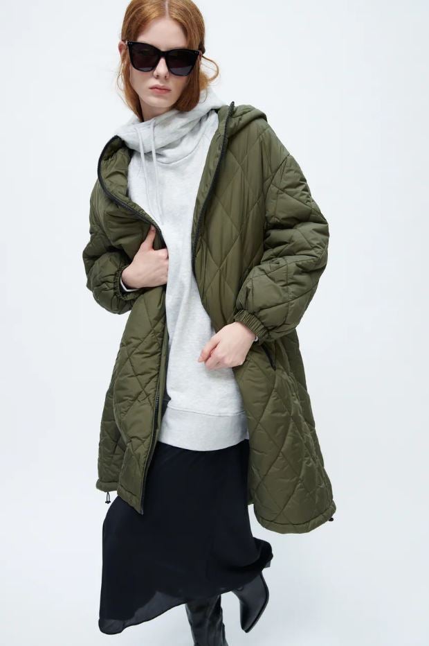 Esta chaqueta ligera acolchada en color verde oliva será tu mejor aliada este otoño-invierno. Cuesta 49.95 euros en Zara.