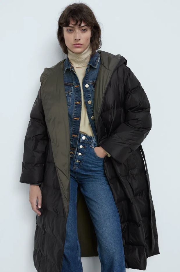 Este plumas de Zara, además, es reversible y lleva cinturón. Precio: 69.95 euros.