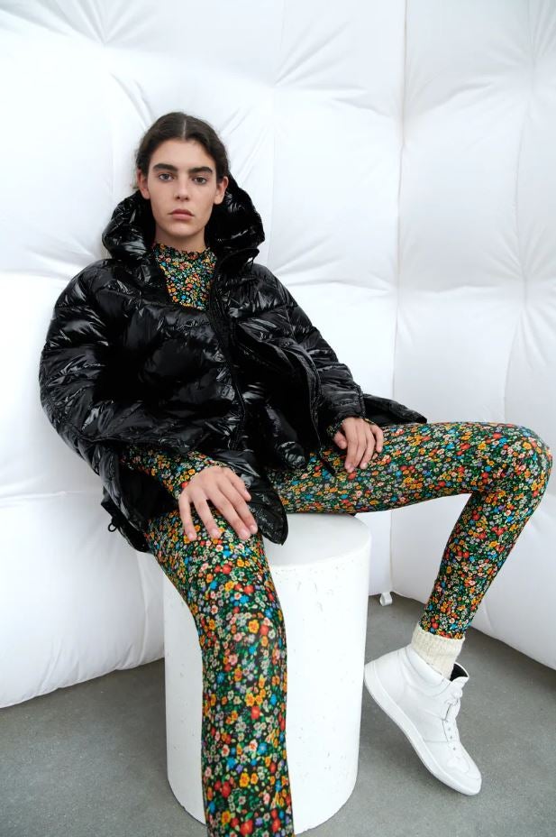 Este plumas con efecto charol en color negro pondrá una nota muy tendencia a tus looks para los días de frío. Precio: 39.95 euros en Zara.