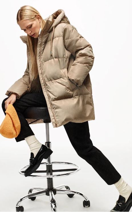 Para looks sporty, pero también para ir calentita y cómoda a a la oficina, este plumas largo en tono crema, disponible en tres colores diferentes, cuesta 69.95 euros en Zara.