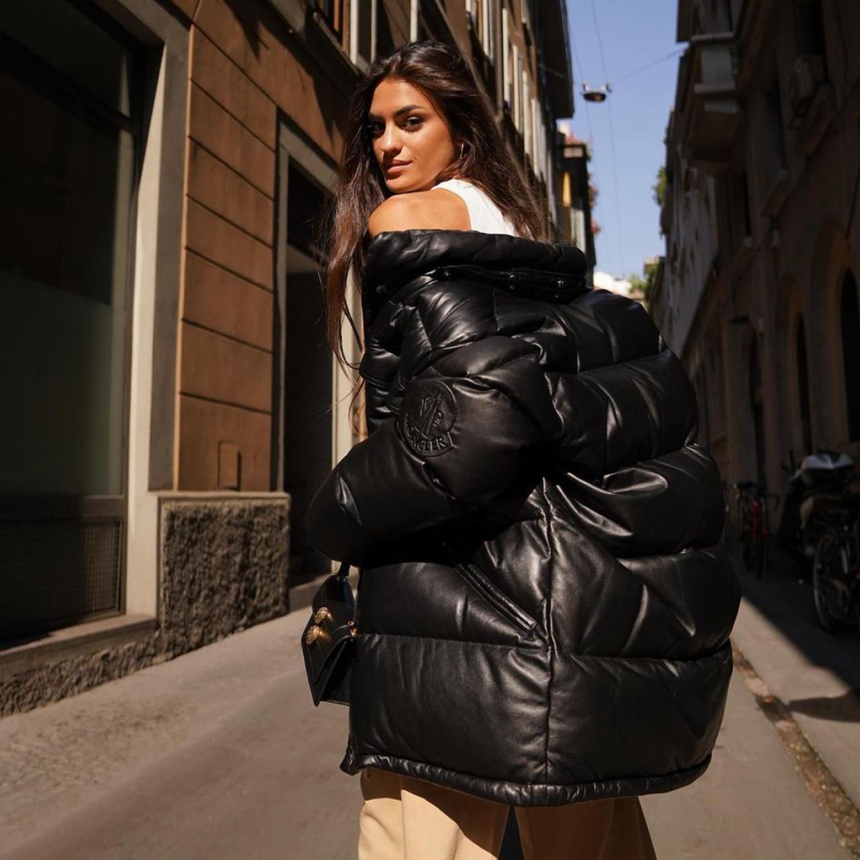 Pincha en la foto para ver vestidos, leggings, faldas y chaquetas: la nueva colección de Sfera que confirma que el efecto piel también vuelve la próxima temporada. 