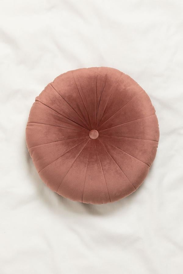 Cojín redondo de terciopelo rosa de Sklum (12,95 euros).