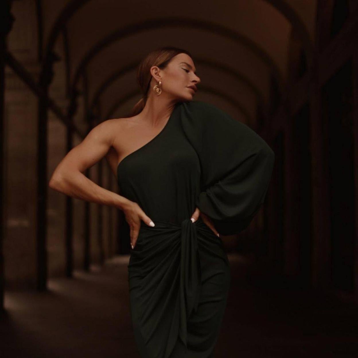 Pincha en la imagen para ver Semana de la moda de Milán: Dolce & Gabbana y Versace se rinden a la sensualidad explícita de los 2000 mientras Prada reescribe los códigos de la elegancia clásica