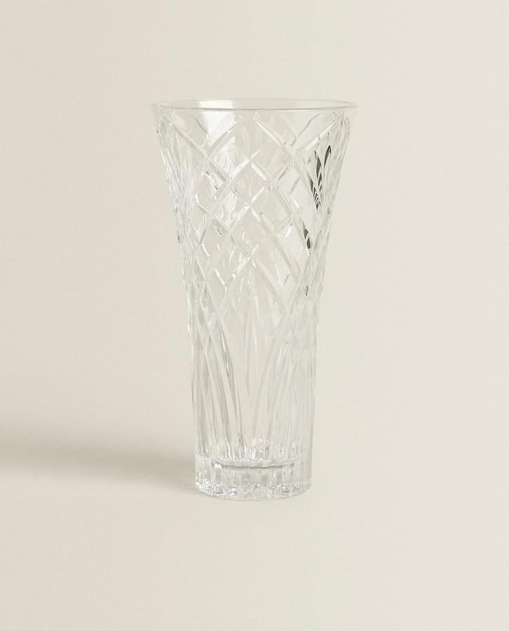 Jarrón de cristal con efecto tallado (29,99 euros).