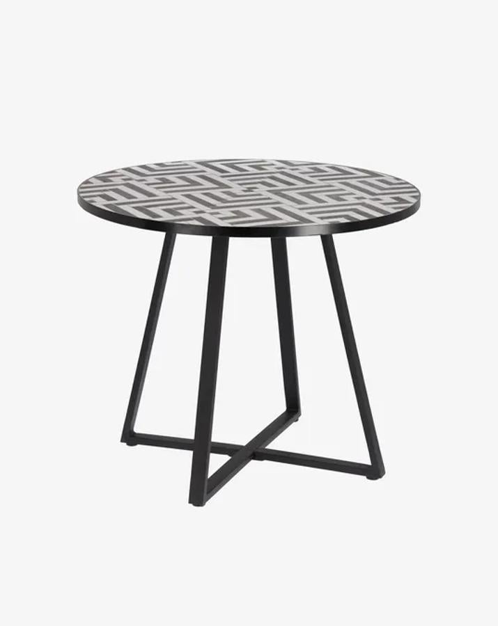 Mesa de centro tallada en blanco y negro (229 euros).