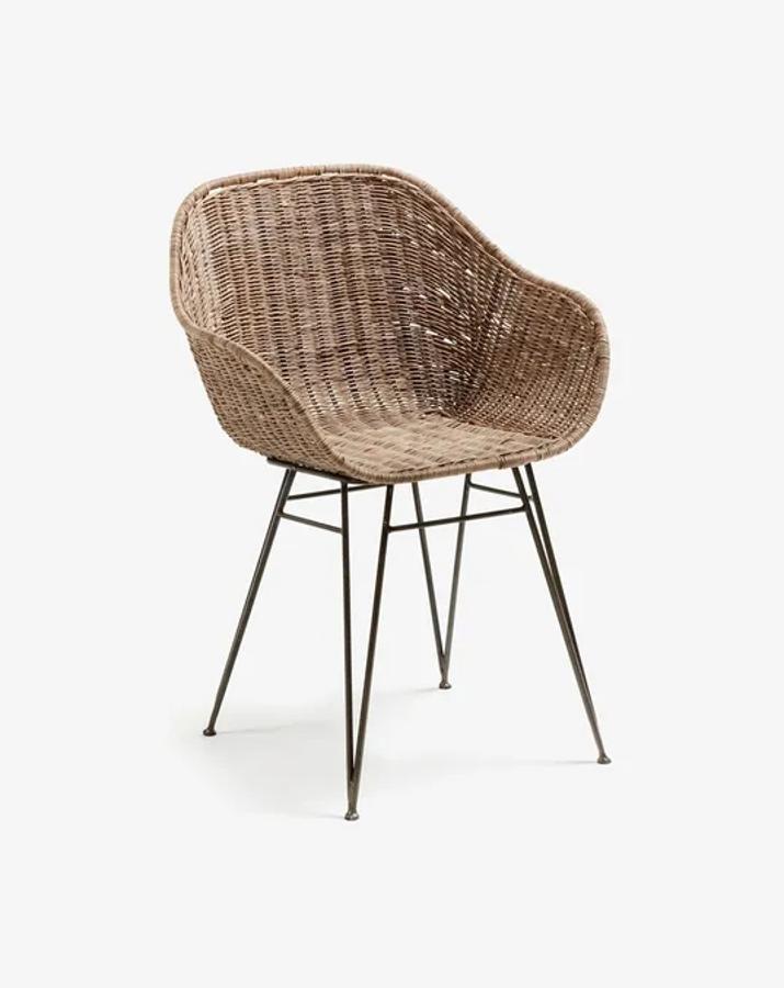 Silla en ratán con patas de color negro en metal (195 euros).