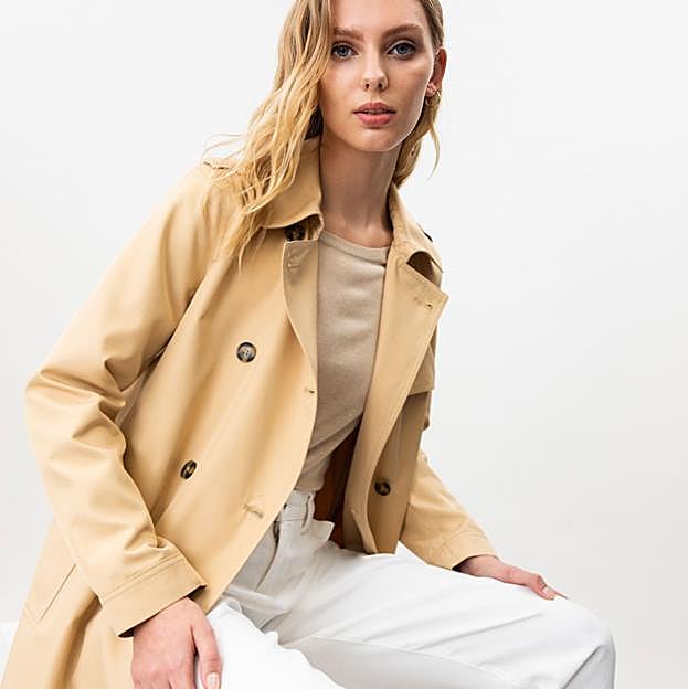 Imagen principal - El trench cuesta 19.99 euros en Lefties, la camiseta de rayas, 9.95 euros en Zara, y los mom jeans etsán rebajados a 10.99 euros en H&M.