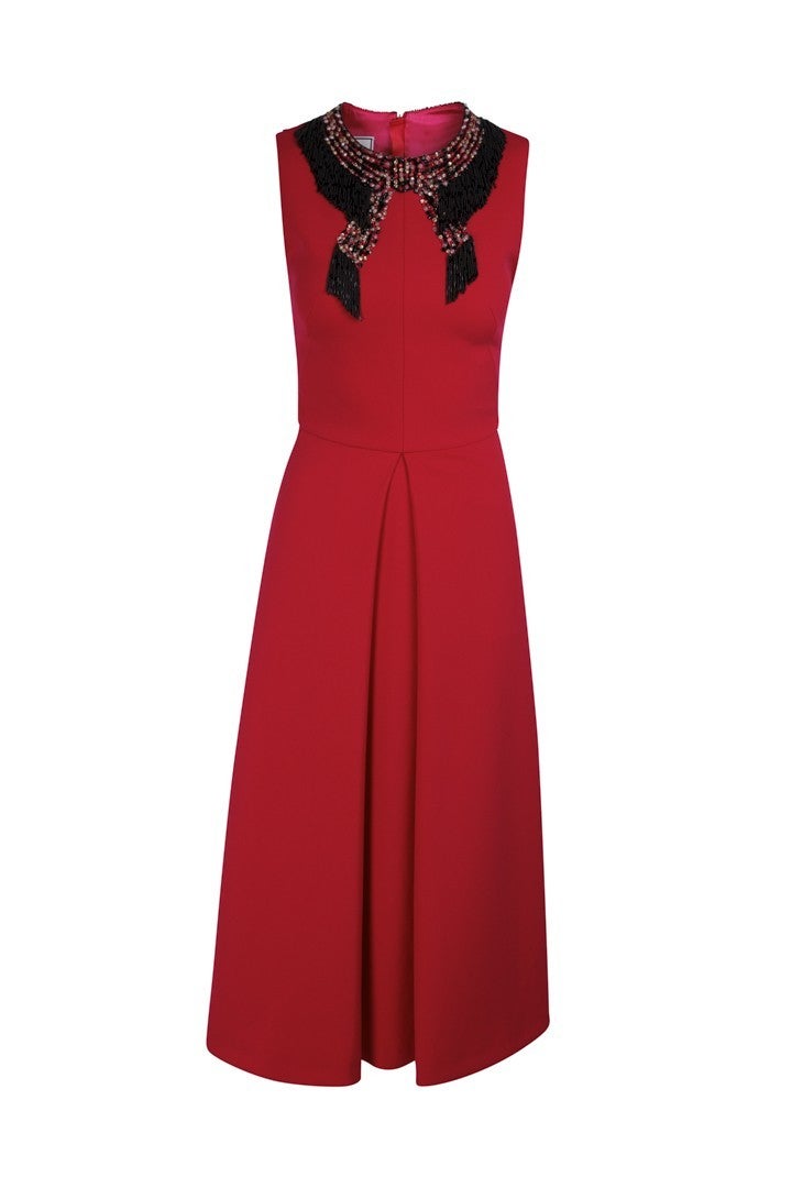 Jorge Vázquez ha vestido a la Reina Letizia como director creativo de Pertegaz, pero no con diseños de su propia marca, que acaba de cumplir su 20 aniversario con una colección sublime en MBFWM. Sería un magnífico broche a esta celebración que viéramos a la Reina con este imponente vestido rojo con bordados en el cuello (425 euros).