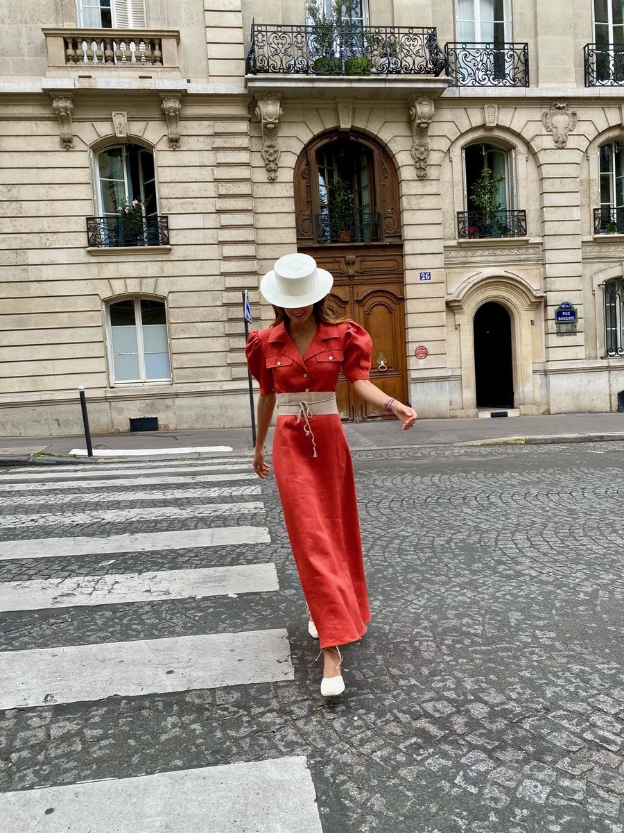 Midi, camisero, con mangas en volumen y un color efecto buena cara, este vestido de María de la Orden sería un 10 en el vestidor de la Reina.