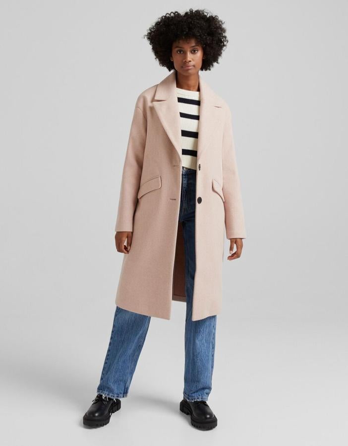 Disponible en gris, arena, rosa y negro, este abrigo con diseño de hombro caído de Berhska viene con cuello de solapa con muesca, bolsillos de solapa y botonadura frontal. Con un precio de 29,99 euros, está disponible entre las tallas XS y L. 