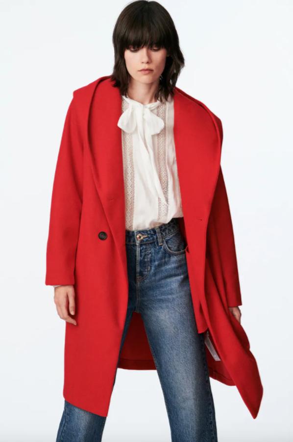 Este abrigo con capucha de Zara que podemos encontrar en rojo, negro y beige, viene con bolsillos delanteros, mangas largas, cierre cruzado de botones a contraste y cinturón a tono. Cuesta 39,95 euros y podemos encontrarlo entre las tallas XS y XXL. 